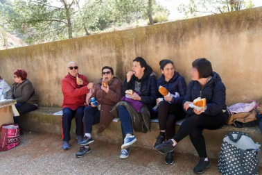 El intenso viento no impidió que cientos de tudelanos degustaran las tradicionales 'culecas'