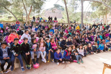 El intenso viento no impidió que cientos de tudelanos degustaran las tradicionales 'culecas'