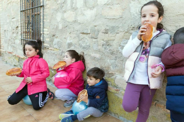 El intenso viento no impidió que cientos de tudelanos degustaran las tradicionales 'culecas'
