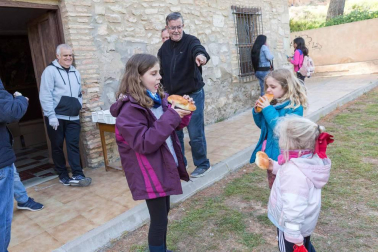 El intenso viento no impidió que cientos de tudelanos degustaran las tradicionales 'culecas'