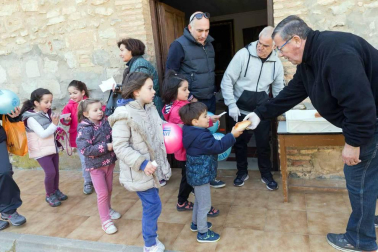 El intenso viento no impidió que cientos de tudelanos degustaran las tradicionales 'culecas'