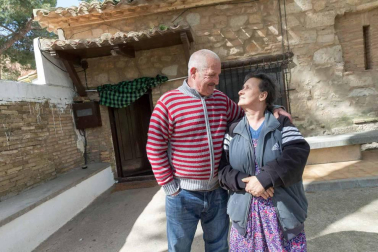 El intenso viento no impidió que cientos de tudelanos degustaran las tradicionales 'culecas'