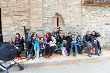 El intenso viento no impidió que cientos de tudelanos degustaran las tradicionales 'culecas'