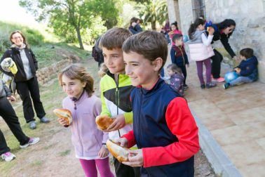 El intenso viento no impidió que cientos de tudelanos degustaran las tradicionales 'culecas'