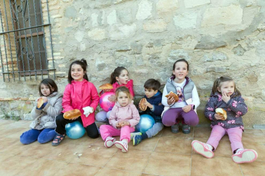 El intenso viento no impidió que cientos de tudelanos degustaran las tradicionales 'culecas'