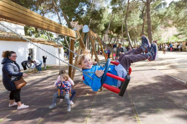 El intenso viento no impidió que cientos de tudelanos degustaran las tradicionales 'culecas'