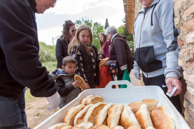 El intenso viento no impidió que cientos de tudelanos degustaran las tradicionales 'culecas'