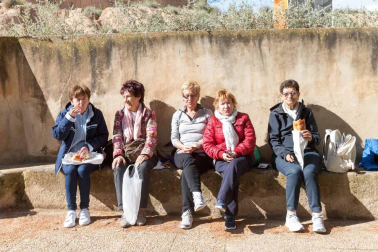 El intenso viento no impidió que cientos de tudelanos degustaran las tradicionales 'culecas'