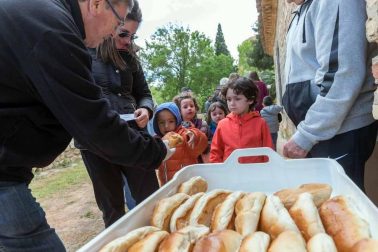 El intenso viento no impidió que cientos de tudelanos degustaran las tradicionales 'culecas'