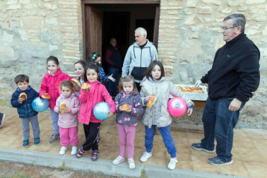 El intenso viento no impidió que cientos de tudelanos degustaran las tradicionales 'culecas'