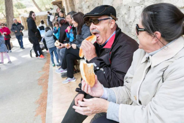 El intenso viento no impidió que cientos de tudelanos degustaran las tradicionales 'culecas'