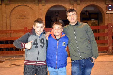 La plaza de España de Villafranca fue el lugar de reunión para las cuadrillas de jóvenes que quisieron celebrar el comienzo de sus fiestas. Aunque las bajas temperaturas no invitaron a un evento multitudinario, tampoco fueron freno para que numerosas cuadrillas disfrutaran del primer acto de las Fiestas de la Juventud.