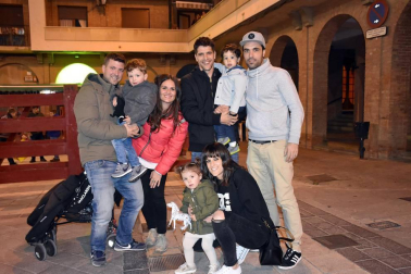 La plaza de España de Villafranca fue el lugar de reunión para las cuadrillas de jóvenes que quisieron celebrar el comienzo de sus fiestas. Aunque las bajas temperaturas no invitaron a un evento multitudinario, tampoco fueron freno para que numerosas cuadrillas disfrutaran del primer acto de las Fiestas de la Juventud.