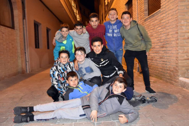 La plaza de España de Villafranca fue el lugar de reunión para las cuadrillas de jóvenes que quisieron celebrar el comienzo de sus fiestas. Aunque las bajas temperaturas no invitaron a un evento multitudinario, tampoco fueron freno para que numerosas cuadrillas disfrutaran del primer acto de las Fiestas de la Juventud.