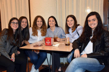 La plaza de España de Villafranca fue el lugar de reunión para las cuadrillas de jóvenes que quisieron celebrar el comienzo de sus fiestas. Aunque las bajas temperaturas no invitaron a un evento multitudinario, tampoco fueron freno para que numerosas cuadrillas disfrutaran del primer acto de las Fiestas de la Juventud.