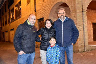 La plaza de España de Villafranca fue el lugar de reunión para las cuadrillas de jóvenes que quisieron celebrar el comienzo de sus fiestas. Aunque las bajas temperaturas no invitaron a un evento multitudinario, tampoco fueron freno para que numerosas cuadrillas disfrutaran del primer acto de las Fiestas de la Juventud.