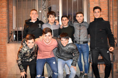 La plaza de España de Villafranca fue el lugar de reunión para las cuadrillas de jóvenes que quisieron celebrar el comienzo de sus fiestas. Aunque las bajas temperaturas no invitaron a un evento multitudinario, tampoco fueron freno para que numerosas cuadrillas disfrutaran del primer acto de las Fiestas de la Juventud.