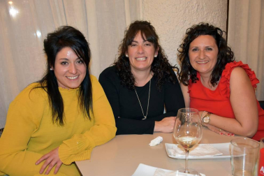 La plaza de España de Villafranca fue el lugar de reunión para las cuadrillas de jóvenes que quisieron celebrar el comienzo de sus fiestas. Aunque las bajas temperaturas no invitaron a un evento multitudinario, tampoco fueron freno para que numerosas cuadrillas disfrutaran del primer acto de las Fiestas de la Juventud.