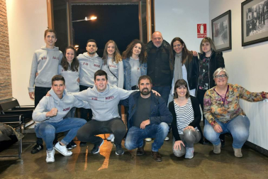 La plaza de España de Villafranca fue el lugar de reunión para las cuadrillas de jóvenes que quisieron celebrar el comienzo de sus fiestas. Aunque las bajas temperaturas no invitaron a un evento multitudinario, tampoco fueron freno para que numerosas cuadrillas disfrutaran del primer acto de las Fiestas de la Juventud.