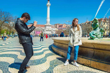 Amaia Romero y Alfred García visitan Lisboa antes del primer ensayo en el estadio Altice Arena, donde se celebrará el festival de Eurovisión