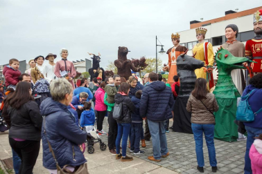 Más de 70 gigantes se pasearon el sábado 28 de abril por las calles de Berriosuso para disfrute de pequeños y mayores. La cita, organizada por la Asociación Gigantes y Cabezudos Javier Bozal Erraldoi eta Buruhandiak, tuvo como objetivo apoyar la campaña 'Haz que nuestros sueños sean gigantes' de Anfas.