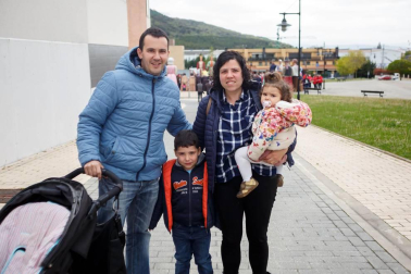 Más de 70 gigantes se pasearon el sábado 28 de abril por las calles de Berriosuso para disfrute de pequeños y mayores. La cita, organizada por la Asociación Gigantes y Cabezudos Javier Bozal Erraldoi eta Buruhandiak, tuvo como objetivo apoyar la campaña 'Haz que nuestros sueños sean gigantes' de Anfas.