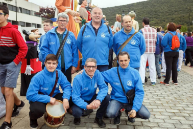 Más de 70 gigantes se pasearon el sábado 28 de abril por las calles de Berriosuso para disfrute de pequeños y mayores. La cita, organizada por la Asociación Gigantes y Cabezudos Javier Bozal Erraldoi eta Buruhandiak, tuvo como objetivo apoyar la campaña 'Haz que nuestros sueños sean gigantes' de Anfas.