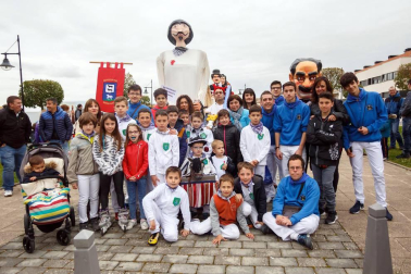 Más de 70 gigantes se pasearon el sábado 28 de abril por las calles de Berriosuso para disfrute de pequeños y mayores. La cita, organizada por la Asociación Gigantes y Cabezudos Javier Bozal Erraldoi eta Buruhandiak, tuvo como objetivo apoyar la campaña 'Haz que nuestros sueños sean gigantes' de Anfas.