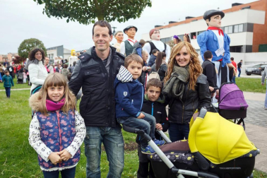 Más de 70 gigantes se pasearon el sábado 28 de abril por las calles de Berriosuso para disfrute de pequeños y mayores. La cita, organizada por la Asociación Gigantes y Cabezudos Javier Bozal Erraldoi eta Buruhandiak, tuvo como objetivo apoyar la campaña 'Haz que nuestros sueños sean gigantes' de Anfas.