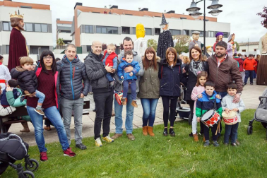 Más de 70 gigantes se pasearon el sábado 28 de abril por las calles de Berriosuso para disfrute de pequeños y mayores. La cita, organizada por la Asociación Gigantes y Cabezudos Javier Bozal Erraldoi eta Buruhandiak, tuvo como objetivo apoyar la campaña 'Haz que nuestros sueños sean gigantes' de Anfas.