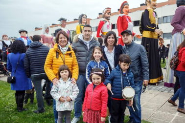 Más de 70 gigantes se pasearon el sábado 28 de abril por las calles de Berriosuso para disfrute de pequeños y mayores. La cita, organizada por la Asociación Gigantes y Cabezudos Javier Bozal Erraldoi eta Buruhandiak, tuvo como objetivo apoyar la campaña 'Haz que nuestros sueños sean gigantes' de Anfas.
