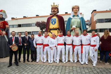 Más de 70 gigantes se pasearon el sábado 28 de abril por las calles de Berriosuso para disfrute de pequeños y mayores. La cita, organizada por la Asociación Gigantes y Cabezudos Javier Bozal Erraldoi eta Buruhandiak, tuvo como objetivo apoyar la campaña 'Haz que nuestros sueños sean gigantes' de Anfas.