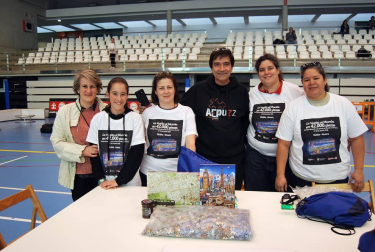 El Polideportivo de Mutilva fue el escenario en el que se llevó a cabo el desafío “La Vuelta al Mundo en 42.000 piezas”, en el que más de un centenar de aficionados, locales, nacionales y extranjeros, debían montar el gigantesco puzle. El reto debía llevarse a cabo en 48 horas, comenzando el día 27 de abril a las 20 h. Pero el magnífico trabajo de los participantes hizo que el crono se parara en 22 horas, 29 minutos y 20 segundos.