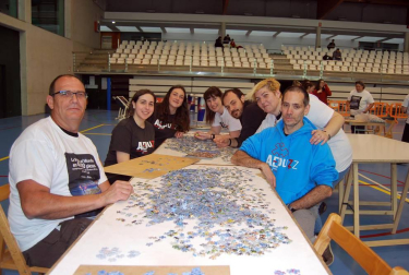 El Polideportivo de Mutilva fue el escenario en el que se llevó a cabo el desafío “La Vuelta al Mundo en 42.000 piezas”, en el que más de un centenar de aficionados, locales, nacionales y extranjeros, debían montar el gigantesco puzle. El reto debía llevarse a cabo en 48 horas, comenzando el día 27 de abril a las 20 h. Pero el magnífico trabajo de los participantes hizo que el crono se parara en 22 horas, 29 minutos y 20 segundos.
