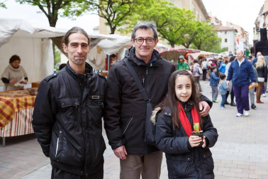 La calle Mayor de Villava acogió a más de 30 puestos de artesanía y alimentación en el que los vecinos de esta localidad pudieron disfrutar de sus compras. Además, se organizaron talleres de soplado de vidrio, alfarería y flores aromáticas. También se habilitó una zona con juegos tradicionales de madera para los más pequeños. De ambientar musicalmente la jornada se ocupó la comparsa de gigantes y kilikis, los gaiteros y los txistularis de la villa.