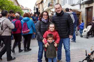 La calle Mayor de Villava acogió a más de 30 puestos de artesanía y alimentación en el que los vecinos de esta localidad pudieron disfrutar de sus compras. Además, se organizaron talleres de soplado de vidrio, alfarería y flores aromáticas. También se habilitó una zona con juegos tradicionales de madera para los más pequeños. De ambientar musicalmente la jornada se ocupó la comparsa de gigantes y kilikis, los gaiteros y los txistularis de la villa.