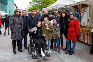 La calle Mayor de Villava acogió a más de 30 puestos de artesanía y alimentación en el que los vecinos de esta localidad pudieron disfrutar de sus compras. Además, se organizaron talleres de soplado de vidrio, alfarería y flores aromáticas. También se habilitó una zona con juegos tradicionales de madera para los más pequeños. De ambientar musicalmente la jornada se ocupó la comparsa de gigantes y kilikis, los gaiteros y los txistularis de la villa.