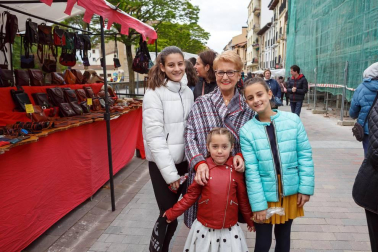 La calle Mayor de Villava acogió a más de 30 puestos de artesanía y alimentación en el que los vecinos de esta localidad pudieron disfrutar de sus compras. Además, se organizaron talleres de soplado de vidrio, alfarería y flores aromáticas. También se habilitó una zona con juegos tradicionales de madera para los más pequeños. De ambientar musicalmente la jornada se ocupó la comparsa de gigantes y kilikis, los gaiteros y los txistularis de la villa.