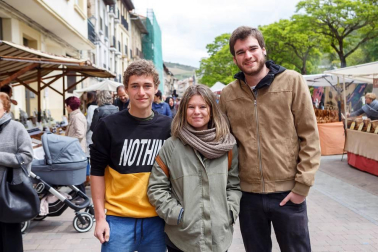 La calle Mayor de Villava acogió a más de 30 puestos de artesanía y alimentación en el que los vecinos de esta localidad pudieron disfrutar de sus compras. Además, se organizaron talleres de soplado de vidrio, alfarería y flores aromáticas. También se habilitó una zona con juegos tradicionales de madera para los más pequeños. De ambientar musicalmente la jornada se ocupó la comparsa de gigantes y kilikis, los gaiteros y los txistularis de la villa.
