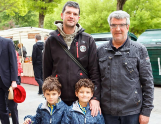 La calle Mayor de Villava acogió a más de 30 puestos de artesanía y alimentación en el que los vecinos de esta localidad pudieron disfrutar de sus compras. Además, se organizaron talleres de soplado de vidrio, alfarería y flores aromáticas. También se habilitó una zona con juegos tradicionales de madera para los más pequeños. De ambientar musicalmente la jornada se ocupó la comparsa de gigantes y kilikis, los gaiteros y los txistularis de la villa.