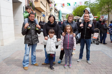 La calle Mayor de Villava acogió a más de 30 puestos de artesanía y alimentación en el que los vecinos de esta localidad pudieron disfrutar de sus compras. Además, se organizaron talleres de soplado de vidrio, alfarería y flores aromáticas. También se habilitó una zona con juegos tradicionales de madera para los más pequeños. De ambientar musicalmente la jornada se ocupó la comparsa de gigantes y kilikis, los gaiteros y los txistularis de la villa.