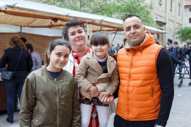 La calle Mayor de Villava acogió a más de 30 puestos de artesanía y alimentación en el que los vecinos de esta localidad pudieron disfrutar de sus compras. Además, se organizaron talleres de soplado de vidrio, alfarería y flores aromáticas. También se habilitó una zona con juegos tradicionales de madera para los más pequeños. De ambientar musicalmente la jornada se ocupó la comparsa de gigantes y kilikis, los gaiteros y los txistularis de la villa.