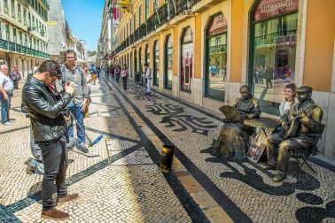 Amaia Romero y Alfred García visitan Lisboa antes del primer ensayo en el estadio Altice Arena, donde se celebrará el festival de Eurovisión