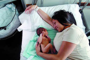 El Día de la Madre tiene este domingo un carácter especial para cuatro mujeres que esta semana han dado a luz