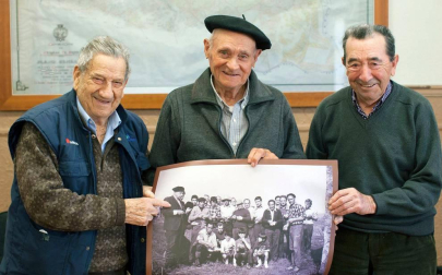 La web municipal de Murillo el Fruto recoge varias fotos antiguas de la Pesqueta. Esta fiesta campestre, desaparecida en los años 70, comenzaba con un almuerzo a base de barbos y madrillas