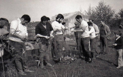 La web municipal de Murillo el Fruto recoge varias fotos antiguas de la Pesqueta. Esta fiesta campestre, desaparecida en los años 70, comenzaba con un almuerzo a base de barbos y madrillas