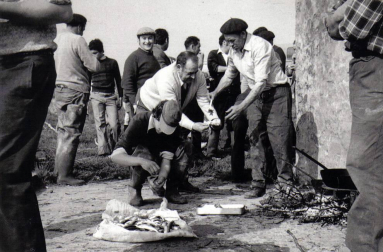 La web municipal de Murillo el Fruto recoge varias fotos antiguas de la Pesqueta. Esta fiesta campestre, desaparecida en los años 70, comenzaba con un almuerzo a base de barbos y madrillas