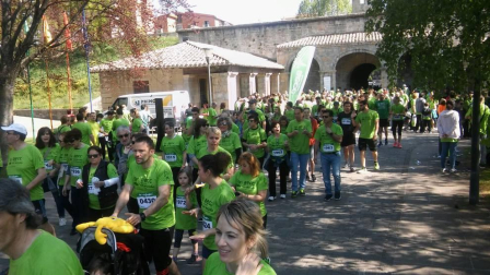 Un sol radiante se une a la V Marcha contra el Cáncer en Pamplona