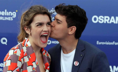 Amaia Romero y Alfred García posan junto a los representantes del resto de países en la alfombra azul que dio este domingo paso a la fiesta eurovisiva el mismo día que realizaron el segundo ensayo general