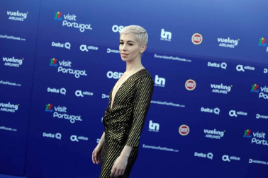Amaia Romero y Alfred García posan junto a los representantes del resto de países en la alfombra azul que dio este domingo paso a la fiesta eurovisiva el mismo día que realizaron el segundo ensayo general
